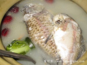 营养丰富的霍山石斛鲫鱼汤的做法